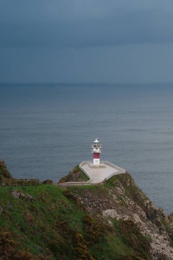 Cabo Ortegal deniz feneri, İspanya 'nın Galiçya kentindeki geniş Atlantik Okyanusu' na bakan uçurumlara tünemişti..
