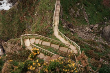 Galiçya 'nın dramatik uçurumlarına oyulmuş zigzag bir yol, nefes kesici manzaralar sunuyor..