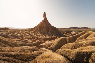 İkonik Castildetierra kaya oluşumu Bardenas Reales 'in altın çölünün ortasında bu İspanyol harikasının eşsiz jeolojik güzelliğini gözler önüne seriyor..