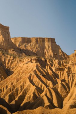 Ilık güneş ışığı, Bardenas 'taki eşsiz jeolojik oluşumları vurguluyor Navarra Çölü, İspanya