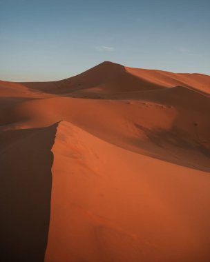 Merzouga, Sahara Çölü, Fas 'ta gün doğumunda ya da batımında bulunan Erg Chebbi' nin altın kum tepelerinin çarpıcı manzarası.