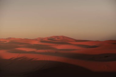 Güneş batarken Merzouga Çölü 'nün büyüleyici manzarası, Sahara Çölü' nün güzelliğini gözler önüne seriyor.