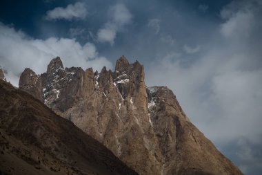 Karakoram, Pakistan 'ın göbeğine yerleşmiş, engebeli baltoro buzulunun tepelerini ve sırtlarını gösteren dramatik manzara.