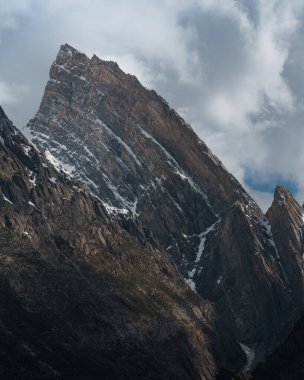 Baltoro buzulunun görkemli manzarası ve karakoram sıradağlarındaki tepeleri, Pakistan