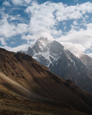 Sersemletici kar tepeleri, karakoram aralığının kalbinde zorlu bir yolculuk olan Baltoro buzulunun engebeli arazisinin üzerindeki ufka hakim oldu.