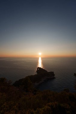 Mallorcas dramatik manzarasıyla çevrili berrak bir havuzda kayalıkların huzurlu bir yansıması..