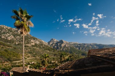 Mallorcas dramatik manzarasıyla çevrili berrak bir havuzda kayalıkların huzurlu bir yansıması..