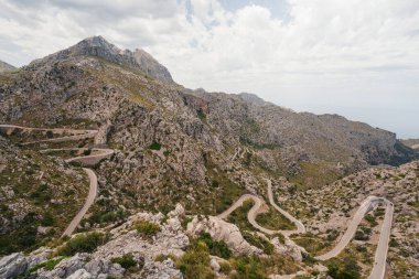 Mallorcas dramatik manzarasıyla çevrili berrak bir havuzda kayalıkların huzurlu bir yansıması..