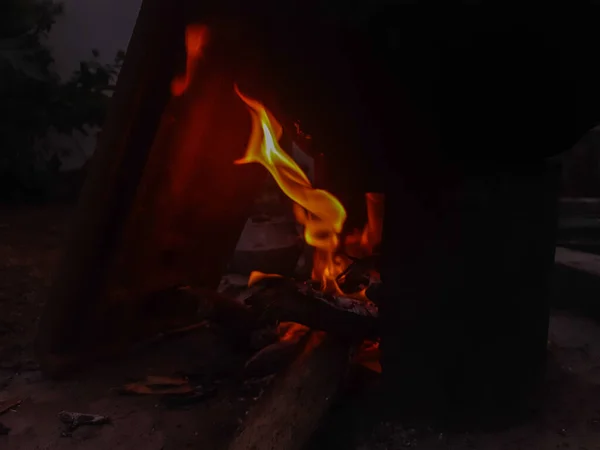 火堆中燃烧木柴的火焰的最高峰 在炉子里 木柴加热的概念 — 图库照片