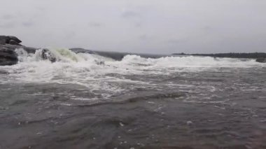 Dağda akan nehir suyunun güzel manzarası. Yaz dağında küçük şelale sıçraması.