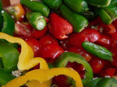 Çeşitli organik sebzelerle kompozisyon. Detoks diyeti taze sebzeler.