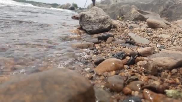 Cailloux Fond Rivière Angle Bas Avec Roche Paysages Hiver — Video