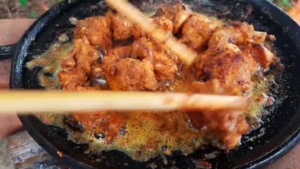 Matlagning Röd Kyckling Stekt Curry Goan Kyckling Vindaloo Smör Kyckling — Stockvideo