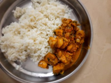 Geleneksel Hint mutfağı, taze biberli köri, gümüş tabakta maydanoz haşlanmış pirinç, üst manzara.