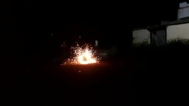 Hindistan 'da Diwali vesilesiyle krakerleri yakmak.