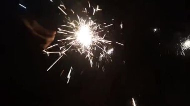 Diwali Kıvılcımlı Krakerleri Siyah Arkaplanda Yanar.