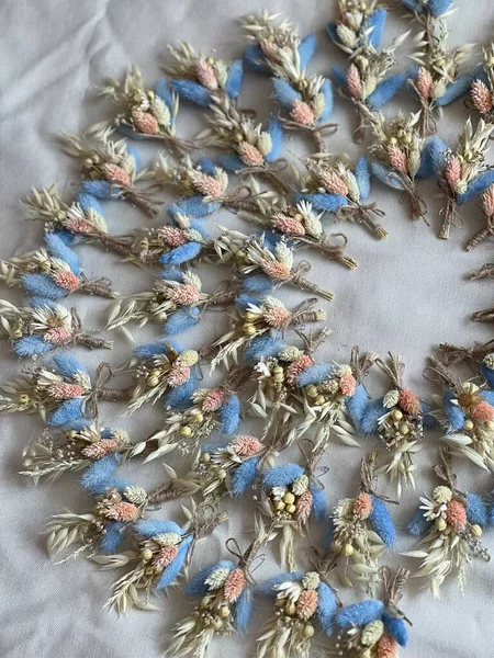 Düğün, düğün aksesuarları, buket, yaka çiçekleri, kuru çiçekler, kuru çiçekler. 