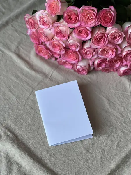 Beyaz bir çarşaf ve pembe bir gül.