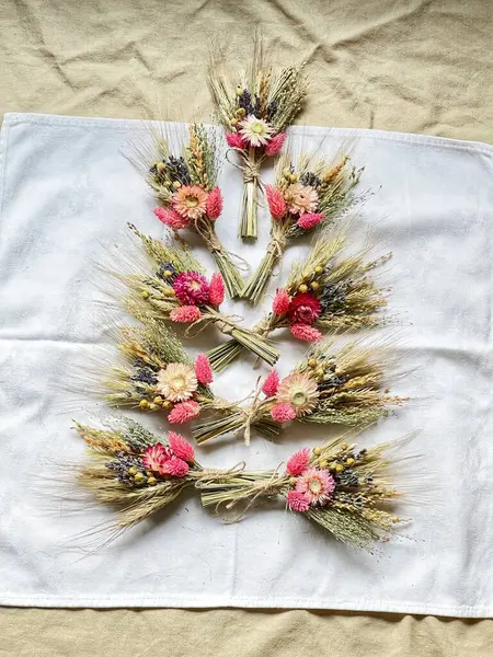 Bahçede güzel çiçekler, kurutulmuş çiçekler.