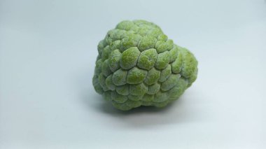 Beyaz arkaplanda sert desenli srikaya meyvesi