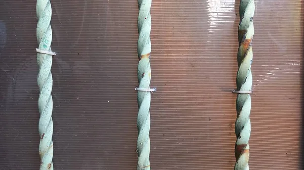 Duvarın arka planında halat