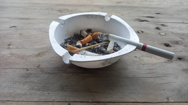담배와 재떨이 바닥에 — 스톡 사진