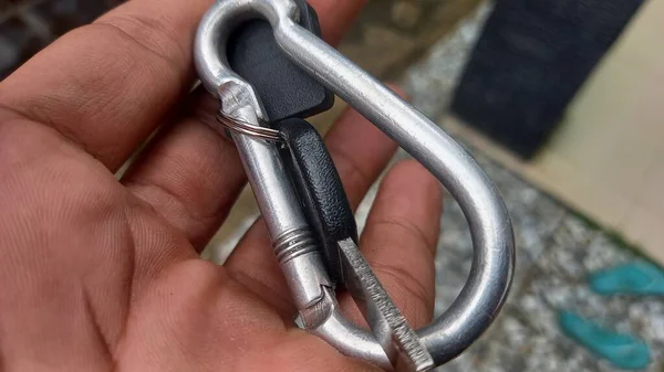Kunci Logam Dengan Rantai Pada Latar Belakang Kayu — Stok Foto