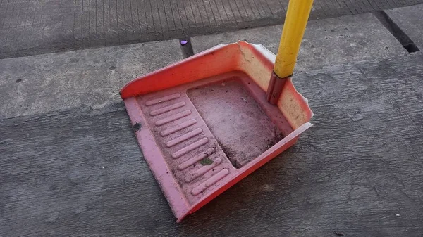 Kirli kova ve lastik temizleyici