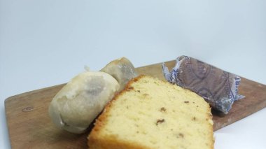 Kesme tahtasındaki bir parça ekmeğin yakın çekimi.