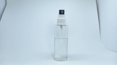 Beyaz arka planda beyaz bir kozmetik şişesi. Güzellik ve kozmetik, cilt bakımı, nemlendirici, nemlendirici yüz kremi konsepti.