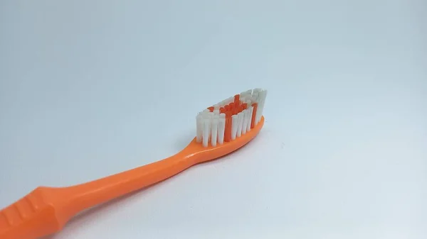 Orange Zahnbürste Auf Weißem Hintergrund — Stockfoto