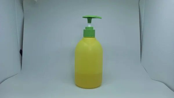 Bottiglia Shampoo Con Sapone Sfondo Bianco — Foto Stock