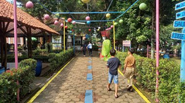 Şehirde yürüyen insanlar.