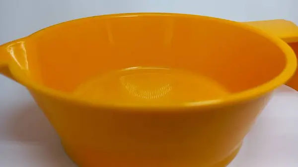 Beyaz arkaplanda sarı ve turuncu bardaklar