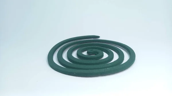 Beyaz arkaplanda yeşil spiral izole edilmiş