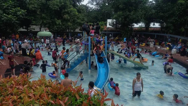 Endonezya 'nın başkentinin en ünlü simgesi olan eyaletin kutsal mezarının tapınağı.