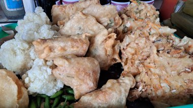 Kızarmış tofu ve gevrek tempeh.