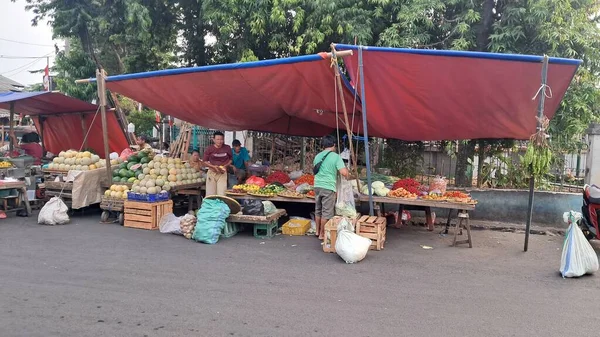 Vendedores Verduras Los Mercados Tradicionales Están Preparando Sus Productos —  Fotos de Stock