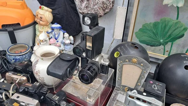 Bit pazarında antika kamera sergileniyor