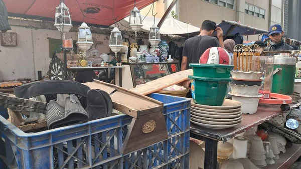 Kasabadaki ikinci el mal pazarı.