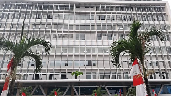 Modern bir ofis binasının dış görünüşü