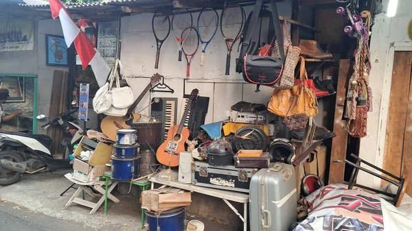 Satılık gitarlar ve müzik aletleri