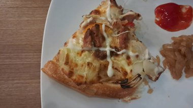 Domates soslu bir dilim pizza.