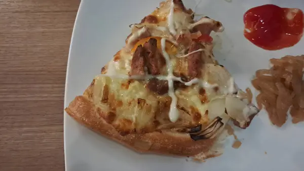 Domates soslu bir dilim pizza.