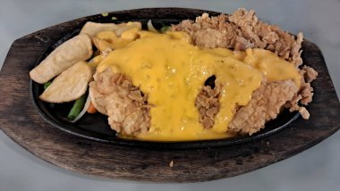 Tavuklu ve peynirli bir tabak.