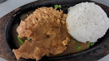 Üzerinde pirinç ve et olan bir tabak.