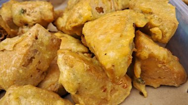 Masanın üzerine kızarmış tofu konteynırı konur.