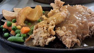 Sepette kızarmış patates çubukları.