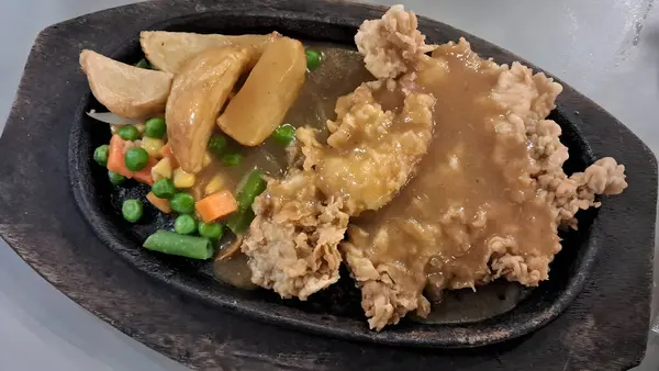 Kızarmış tavuk biftek ve bezelye.