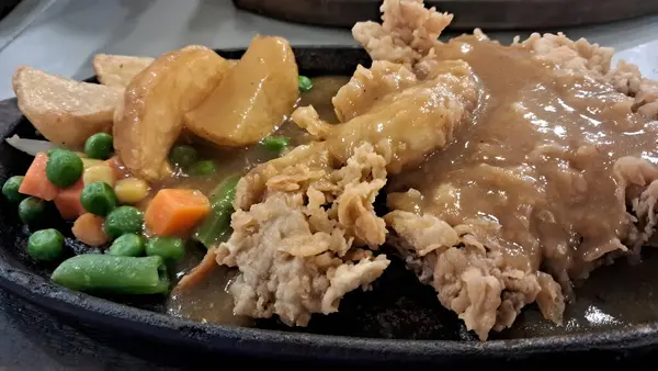 Sepette kızarmış patates çubukları.